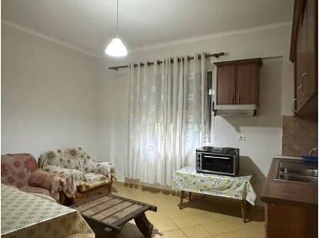 Jepet me qira 2+1, kati i pare i nje shtepie private per studente! 390 € /Muaj