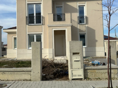 🏡 Vilë për Shitje – Collina Verde, pranë TEG