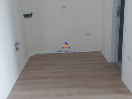 JEPET ME QERA APARTAMENT 2+1+BALLKON "RRUGA BARIKADA" 50000 LEKE
