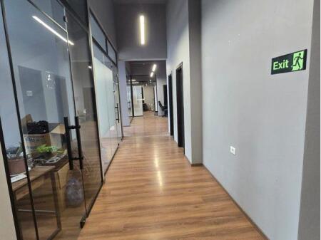 Jepet me qira Ambjent zyrash Premium në zonën Ali Demi.Kati Fundit