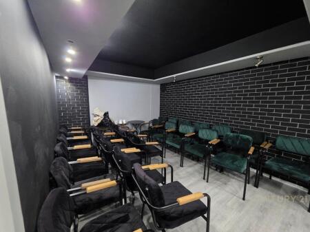 Offerto spazio commerciale vicino alla Scuola di Balletto, nell'Unità Municipale n. 2, con una superficie totale di 190 m² 2.500 € /Mese Superficie Totale  190m2