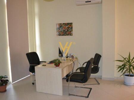 JEPET AMBIENT BIZNESI 40 M2 ME QIRA TE RRUGA E DIBRES 48.000 LEKE