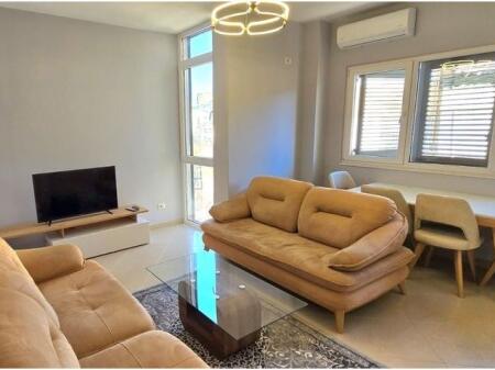 Shitet apartament 2+1+2 Ballkone në zonën e Liqenit të Thatë, pranë Hotel Radisson.