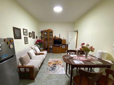 🏢Presso lo Stadio Dinamo, vicino alla Credins Bank, si affitta un appartamento 2+1 arredato. 75.000 Leke