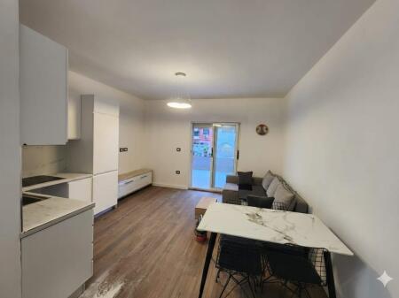 Apartament 1+1 +Verande ne shitje tek Komuna e Parisit, Prane Rrethrrotullimit (ID D8141A4)