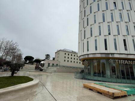 SHOP FOR RENT 996 M2 CENTER 36,000 EURO