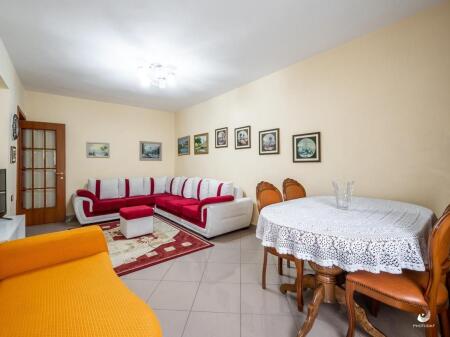 🏢Ne zonen e Myslym Shyrit,prane Karburant Kastratit  jepet me qera apartament,2+1,i mobiluar. 60,000Leke   