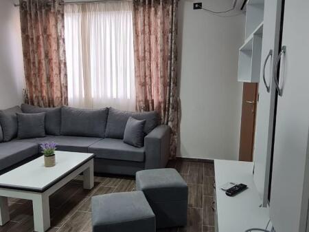 Ne zonen e 5 Majit,pas Concord Center  jepet me qera, ne katin e II-te te nje vile 1+1, e mobiluar 35,000Leke