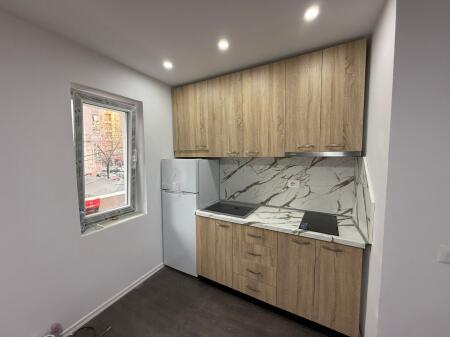 Jepet me qera apartament 1+1 buze rruges kryesore tek Rruga Bardhyl!