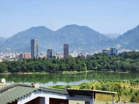 Shitet Apartament 3+1 në rrugën Peti