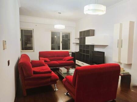 Tek rruga Kosoverave shitet apartamant 2+1+2!