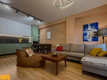 Shitet, Apartament 2+1+2, Rruga e Barrikadave, Tiranë