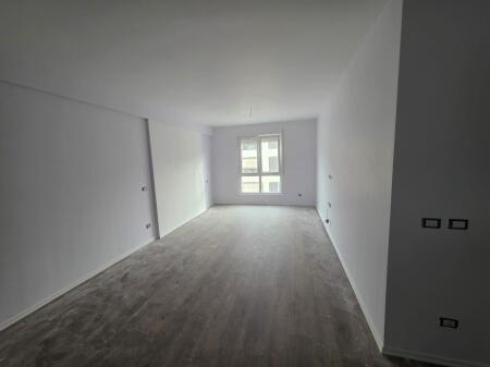 5 Maji Affittasi Appartamento 2+1 Vuoto