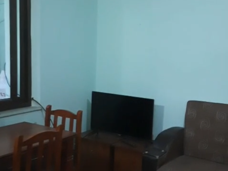Jepet me qira – Apartament i mobiluar në Rrugën Irfan Tomini