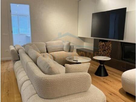 Shitet, Penthouse 3+1+3+2 Poste Parkimi, Liqeni i Thate, Tirane.