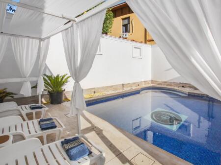 Shitet hotel ne Qender te Tiranes