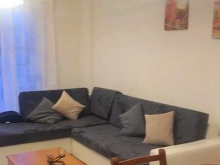 🏢Rruga e Elbasanit,prane Mullirit te Vjeter jepet me qera apartament 1+1,i mobiluar 700Euro   