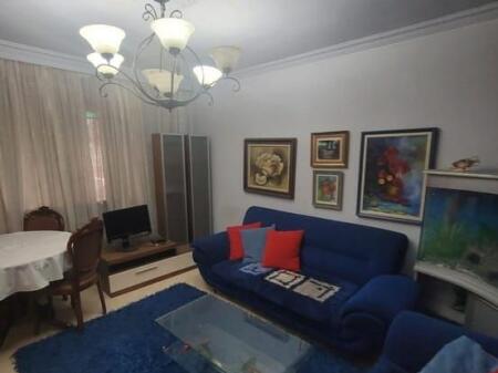 Shitet apartament 3+1, i pozicionuar në fillim të rrugës Myslym Shyri