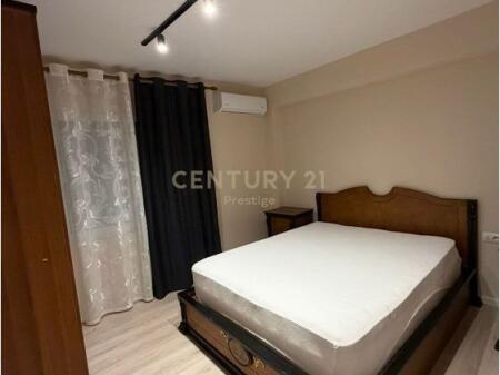 Jepet me qira  apartament 2+1 tek Xhamlliku.