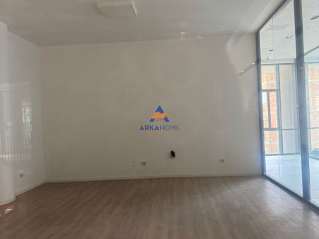 LOCALE COMMERCIALE IN AFFITTO 38M2 "GOLDEN TOWER, VIA MINE PEZA" 800 EURO