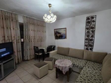 Shitet Apartament 1+1 te rruga Mine Peza pallati buze rruge.
