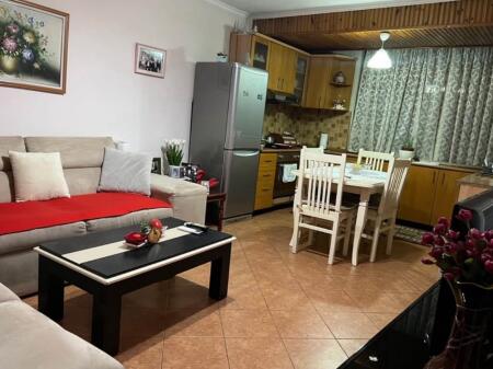 Apartament 2+1 ne Bllok per shitje,Prane Gjimnazit Petro Nini