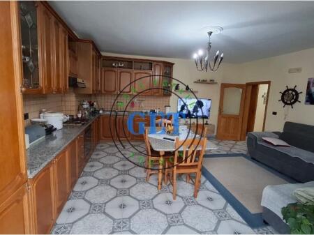 Shitet, Apartament 2+1, tek spitali, Durres.