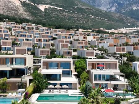 🏡 Vilë Luksoze për Shitje në Green Coast 1 – Me Pishinë Private dhe Pamje Deti | 1,630,000 €