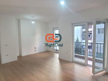 Tek Rruga Hoxha Tahsim, Jepet Me Qira Ambient Per Zyra Me Lokacion Perfekt !!!