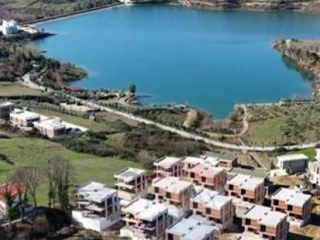 Shitet Vila 3 kate buze Liqenit te Farkes