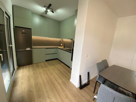 2+1,i mobiluar me post parkimi,te shkolle e kuqe,1300 euro i diskutueshem