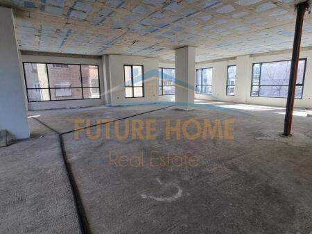 Qera, Ambjent Biznesi  2 poste parkimi Rruga Hoxha Tahsim