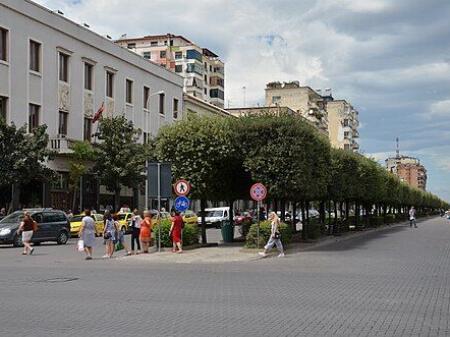 Negozio in affitto sul lato della strada vicino al Viale Zogu I 2.000 € /Mese