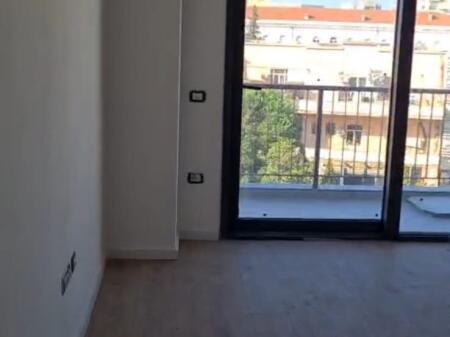 ZYRE ME QERA 106 M2 RRUGA E BARRIKADAVE 80.000 LEKE