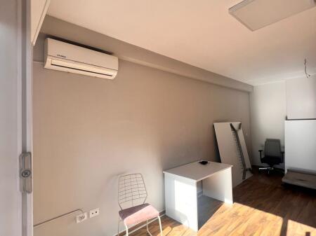 Jepet me qera ambjent biznesi te 21  Dhjetori 2 Poste Parkimi