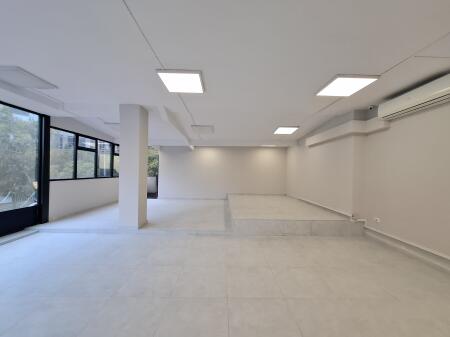 Jepet me qira Ambjent (260m2) || (📍21 dhjetori 30 m larg unazës) || Direkt rrugë kryesore ngjiturë me zjarrëfiksen. mund të ndahet min 8 ose 9 ambjent pune i përshtatshëm perfekt për call center || 2500 euro/Muaj