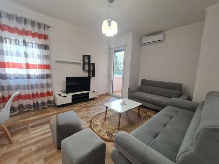 Japim me qira apartament 2+1, përballë shkollës “Zonja e Këshillit të Mirë” !! 620 € /Muaj