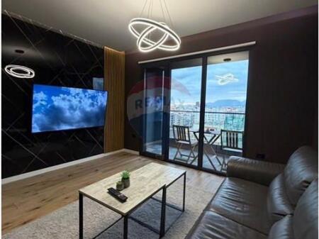 Apartament - Për Qira - Komuna e Parisit, Tiranë