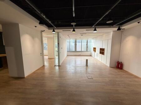 Jepet me qira ambient biznesi 85 m² ,Rruga e Elbasanit, pranë Mullirit! Ideale per Klinika zyra etj
