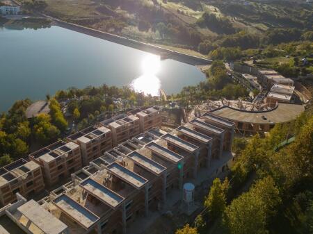 Triplex (me pishine) ne shitje tek Swan Lake Residence, Buze Liqenit te Farkes ID D8143A5