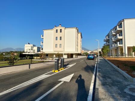 Shiten 4 poste parkimi 105 m2 tek liqeni i thate prane Vet hospital 10.000.000 All