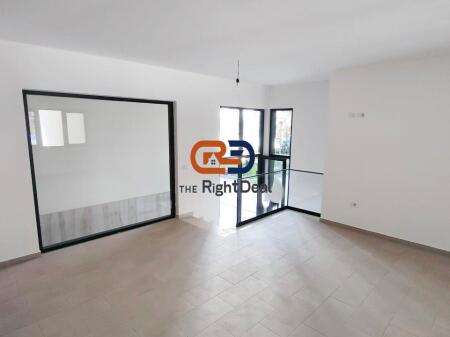 Al Complesso Green City, Spazio Commerciale Ideale per Ufficio o Negozio in Vendita!!