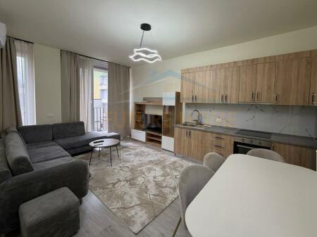 SHITET APARTAMENT 1+1+POST PARKIMI, RIZA CEROVA, PAZARI I RI