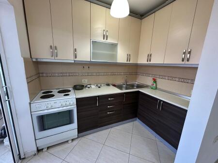 Ne zonen e Ali Demit,prane Shkolles 9-vjecare 1 Maji, jepet me qera apartament ,1+1,i mobiluar.40,000Leke