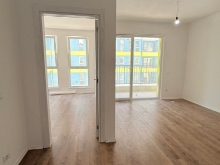 ▫️ SHITET APARTAMENT 1+1 – UNIVERS CITY  ▫️ Apartament i pozicionuar në Univers City, kompleks modern dhe shumë i kërkuar për banim dhe investim.  ▫️ Kati: 3 ▫️ Sipërfaqe: 59.77 m²  ▫️ Detaje shtesë: ▫️ Investim ekstra i kryer nga pronari ▫️ Planimetri funksionale ▫️ Ndriçim natyral dhe ambiente komode  ▫️ Çmimi: 7,600,000 Lekë ▫️ Çmimi me post parkimi: 8,500,000 Lekë  ▫️ Ideale për banim ose investim me kthim të sigurt.  ▫️ Për më shumë informacion ose për një vizitë në pronë: 📲 WhatsApp & Celular