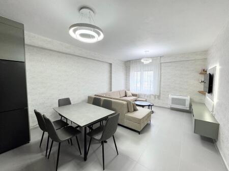 Shitet Apartament 2+1 në Golem,