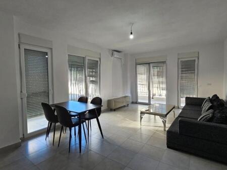 Jepet Me Qera Apartament 2+1+2 tek 5 Maji 500 € /Muaj