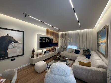 Shitet Apartament 2+1 ne Xhamllik