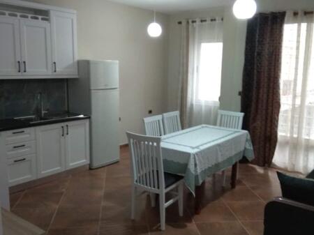 🏠 Apartament 1+1 me qira 📍 Durrës, Plazh — pranë Rrotës së Kuqe