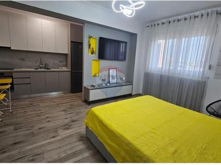 Jepet garsoniere per qira ne Bllok.